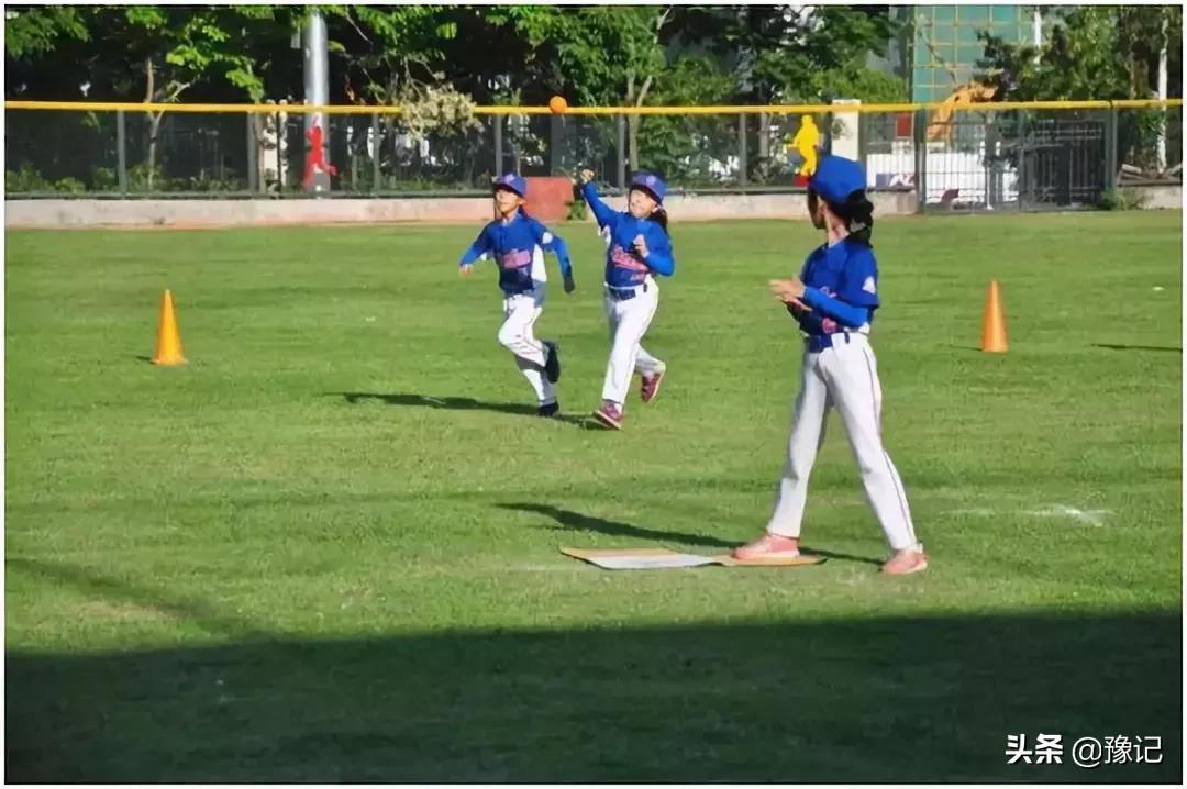 撒尿和泥、骑马打仗……那些年干过的荒唐事儿你还记得吗？