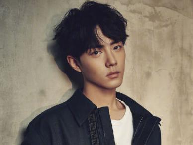 肖战花生没扔进嘴里还嚼了几下,肖战演技眼神魅惑