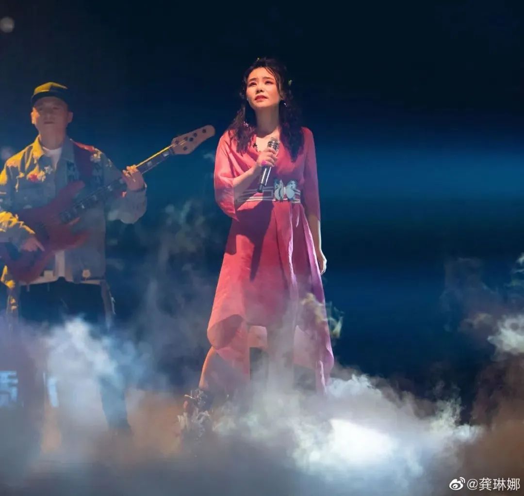 她当初凭一首歌走红,她曾凭一首歌走红