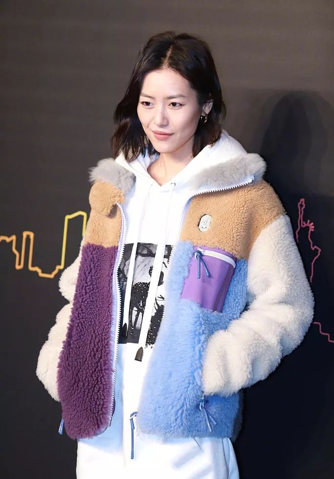 刘雯何穗个人简介,刘雯何穗奚梦瑶走秀视频