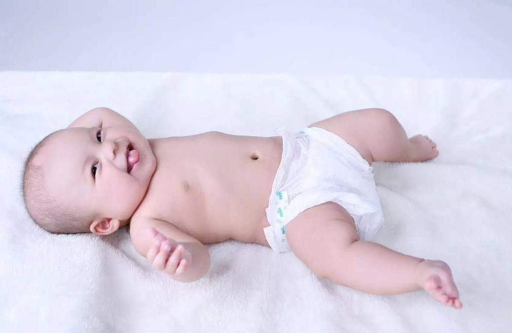 宝宝穿尿不湿一天要换几片,一片尿不湿宝宝穿两天