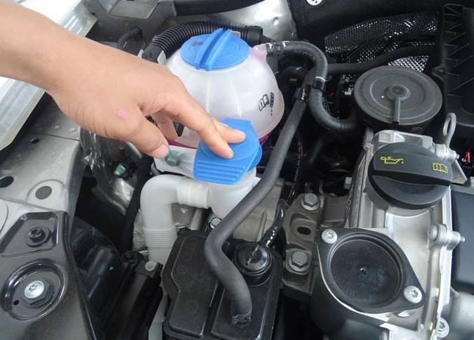 汽车玻璃水开关的正确使用方法,玻璃水如何正确使用