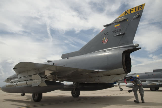 哥伦比亚空军总爱买二手货,瑞典萨博公司表示,看看我的鹰狮