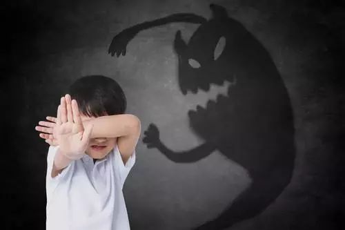 孩子看恐怖片害怕的样子,如果孩子看恐怖片害怕怎么办