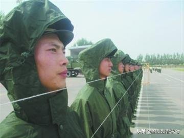 当过兵的战友，你如何评价07式*用军**雨衣？