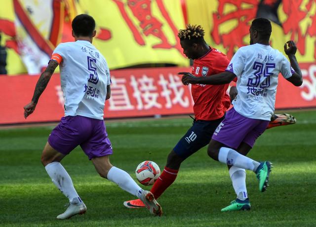 揭秘陕足“新狼王”奥斯卡：赛场上的铁血锋霸，生活中的侠骨柔肠