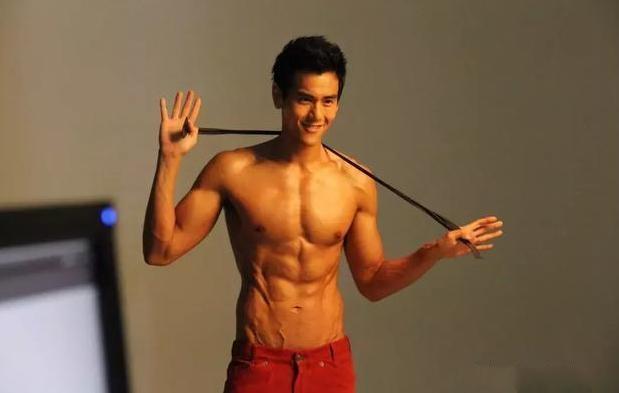 彭于晏腹肌训练的方法,彭于晏练腹肌的动作