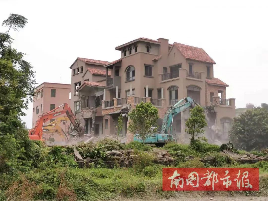 海口一小区多栋楼顶违建被拆,拆除违建海口别墅