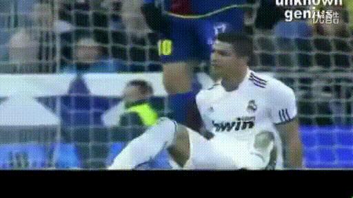 球王假装老人踢足球,内马尔假摔和c罗假摔哪个多