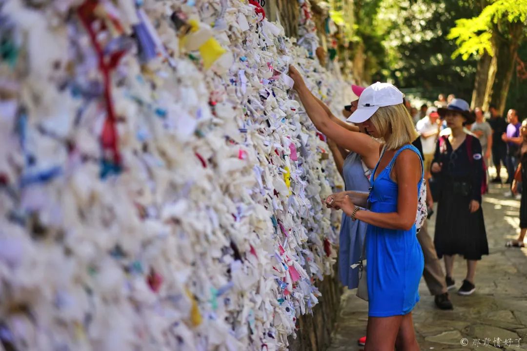 据说塞尔丘克的山坡上的许愿墙很灵验，好多土耳其人来此许愿