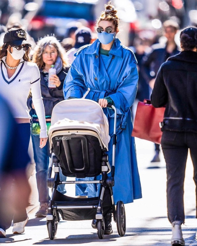 2021流行宝蓝色！超模Gigi一身蓝色搭配，自带爆炸时尚感