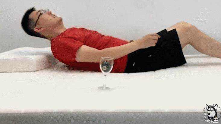 吓人！小哥拆了一款千元的小米床垫，发现内部一个不为人知的秘密