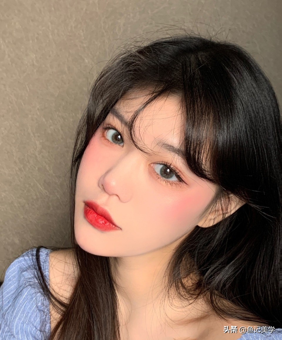 蓝眼珠子的妆容教程,粉红色眼珠子适合的妆容