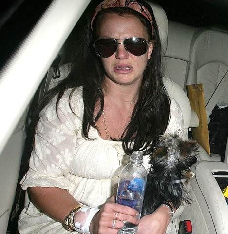 被亲爹监控13年,强迫服药和避孕,一代巨星正在世态炎凉中陨落