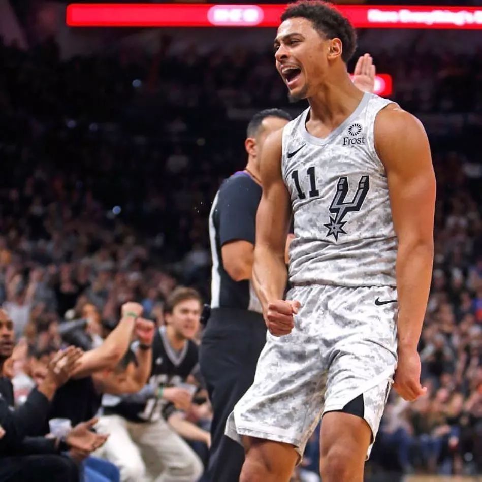 马刺球迷狂嘘伦纳德,马刺球迷伦纳德被骂视频