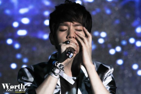 唱歌牙齿和内嘴唇保持放松,唱歌时保持住软腭不会塌