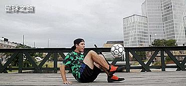 花式足球技巧之三个高难度坐姿花式技巧