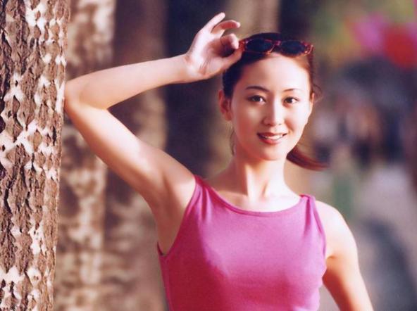 “人体模特”汤加丽，日搜达10万次，父亲震怒：我怎么出门见人