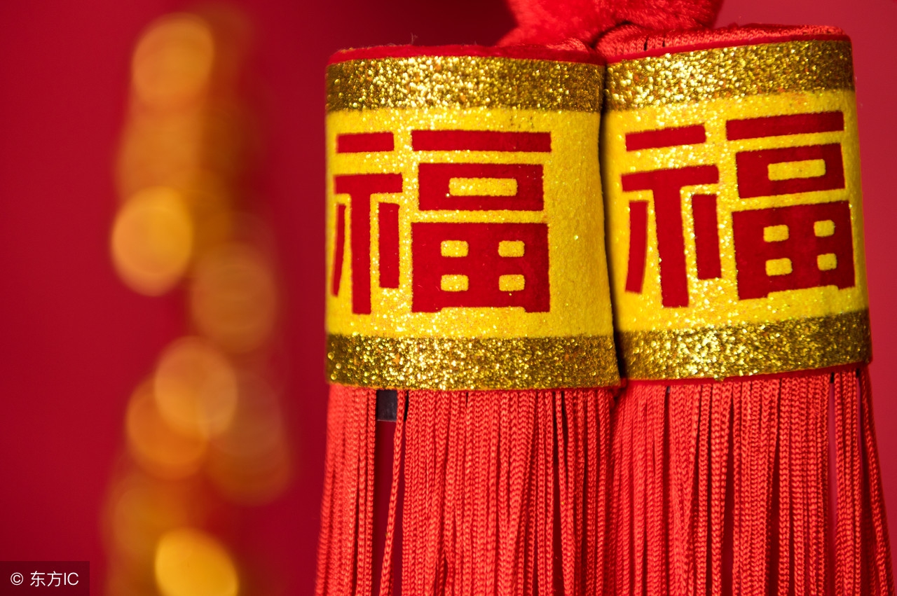 才女改嫁给一个木匠，整天苦着脸，除夕木匠写一对联，她喜笑颜开