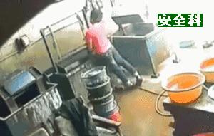 男子触电浑身抽搐倒下成功自救,触电事故及现场自救