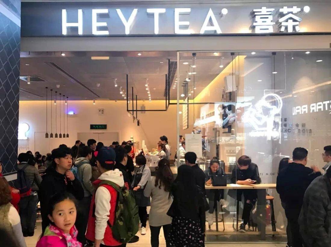 排队8小时叫价150就为喝一杯奶茶,一杯奶茶150元排队8小时