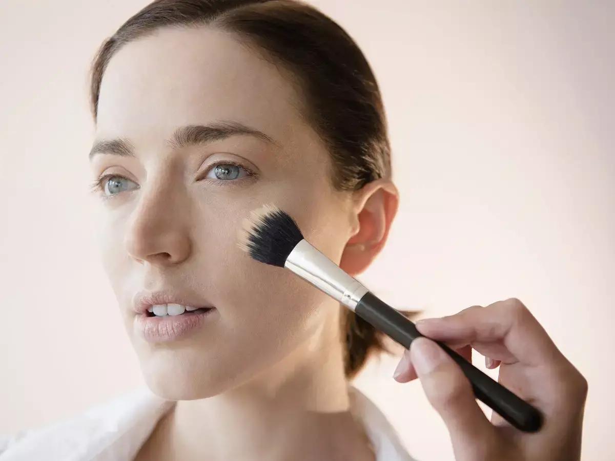 蜜粉跟粉饼散粉有什么区别呢,蜜粉散粉和粉饼的区别在哪里