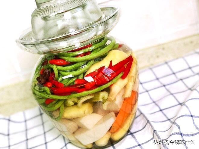 风味独特的四川泡菜制作及养护法，见证一坛传家泡菜的诞生