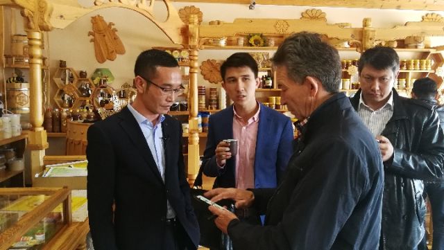 中国“电商小伙”的中亚情缘