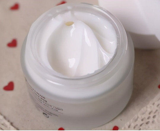 选一款合适的颈霜也很重要,hbna醇颈霜颈部护理