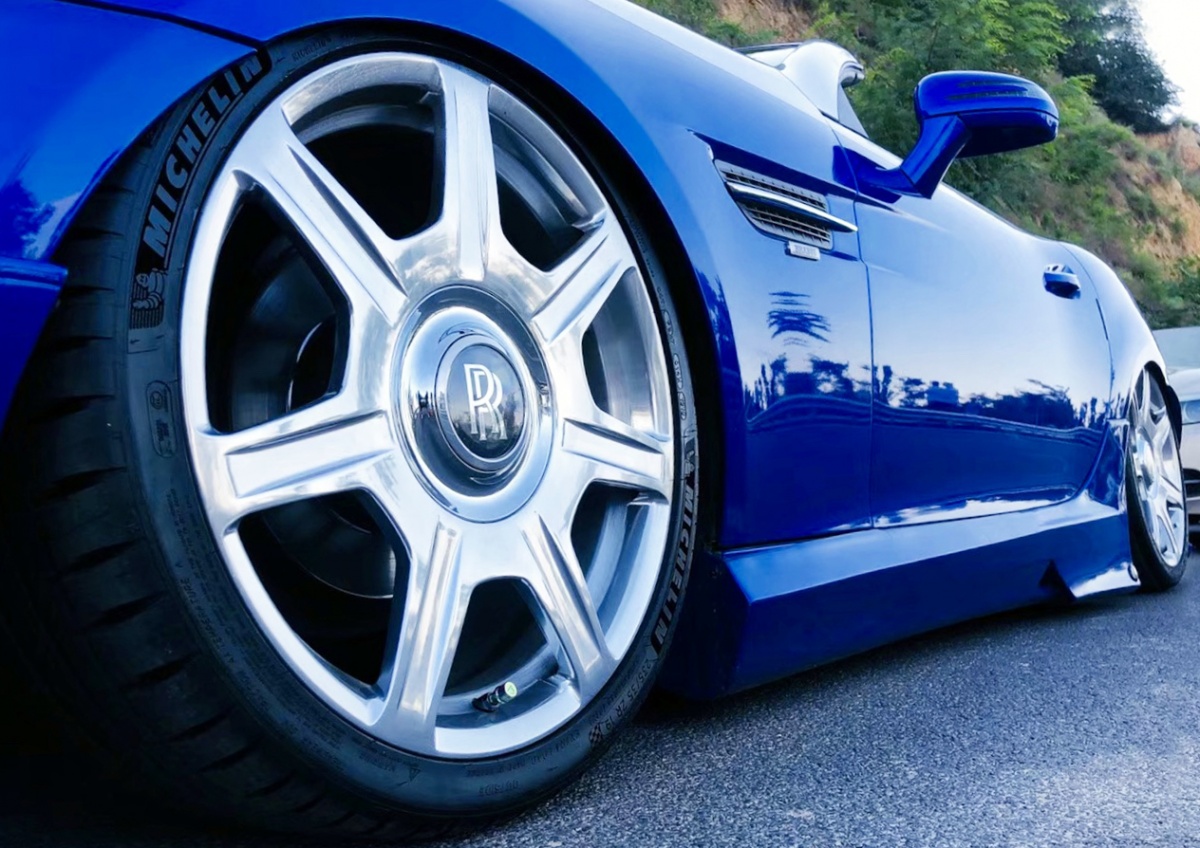 换上劳斯莱斯轮毂的巴博斯26SC,全身散发出高贵的气质