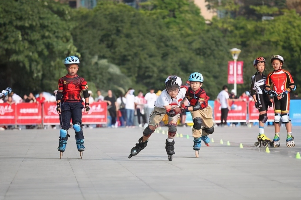 青少年速度轮滑锦标赛比赛现场,轮滑比赛儿童赛场气氛