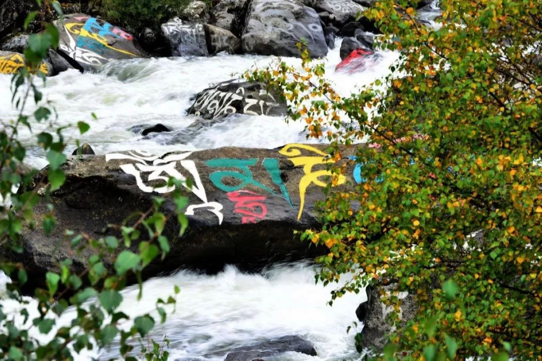 玛尼石凝固在石头上的信仰,玛尼石藏文