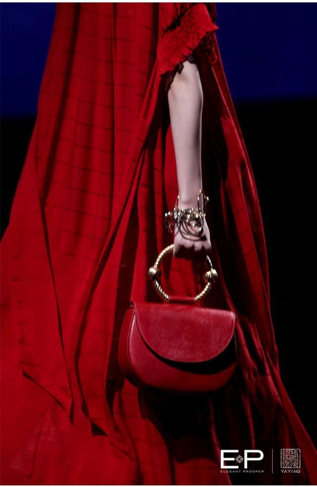 ep雅莹走秀2019,ep雅莹黑裙子