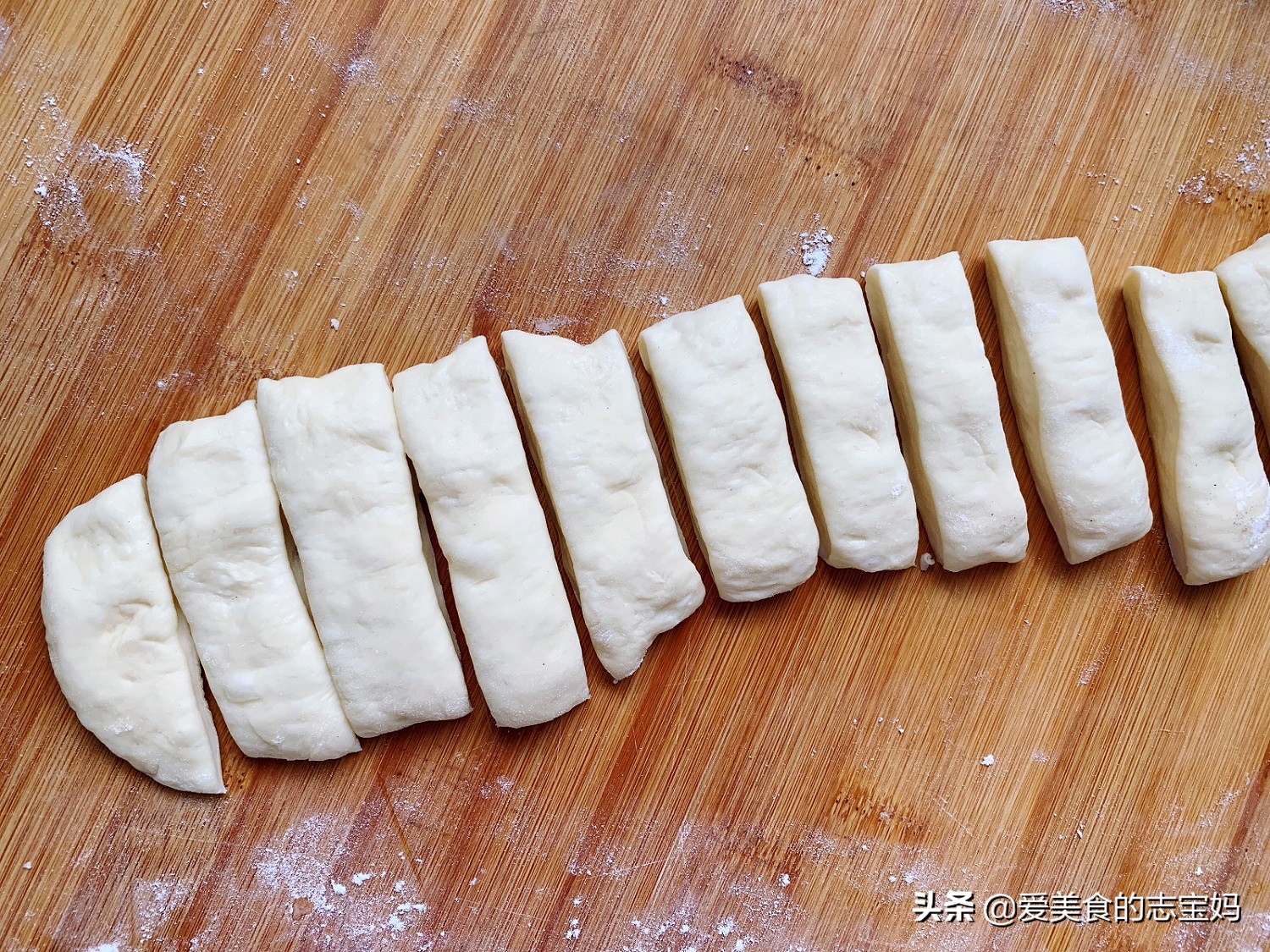 油条这样做更酥脆内含油条配方,油条怎样做才能蓬松酥脆有油条粉