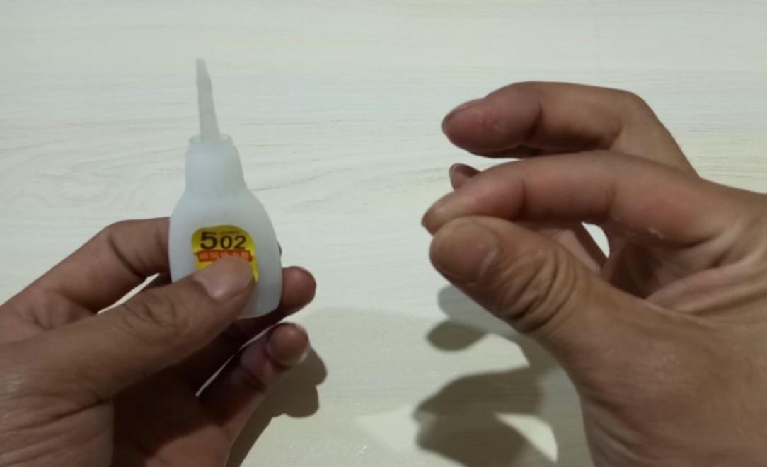 两根手指被502胶水粘到了该怎么弄,502胶水粘到手指硬化怎么清除