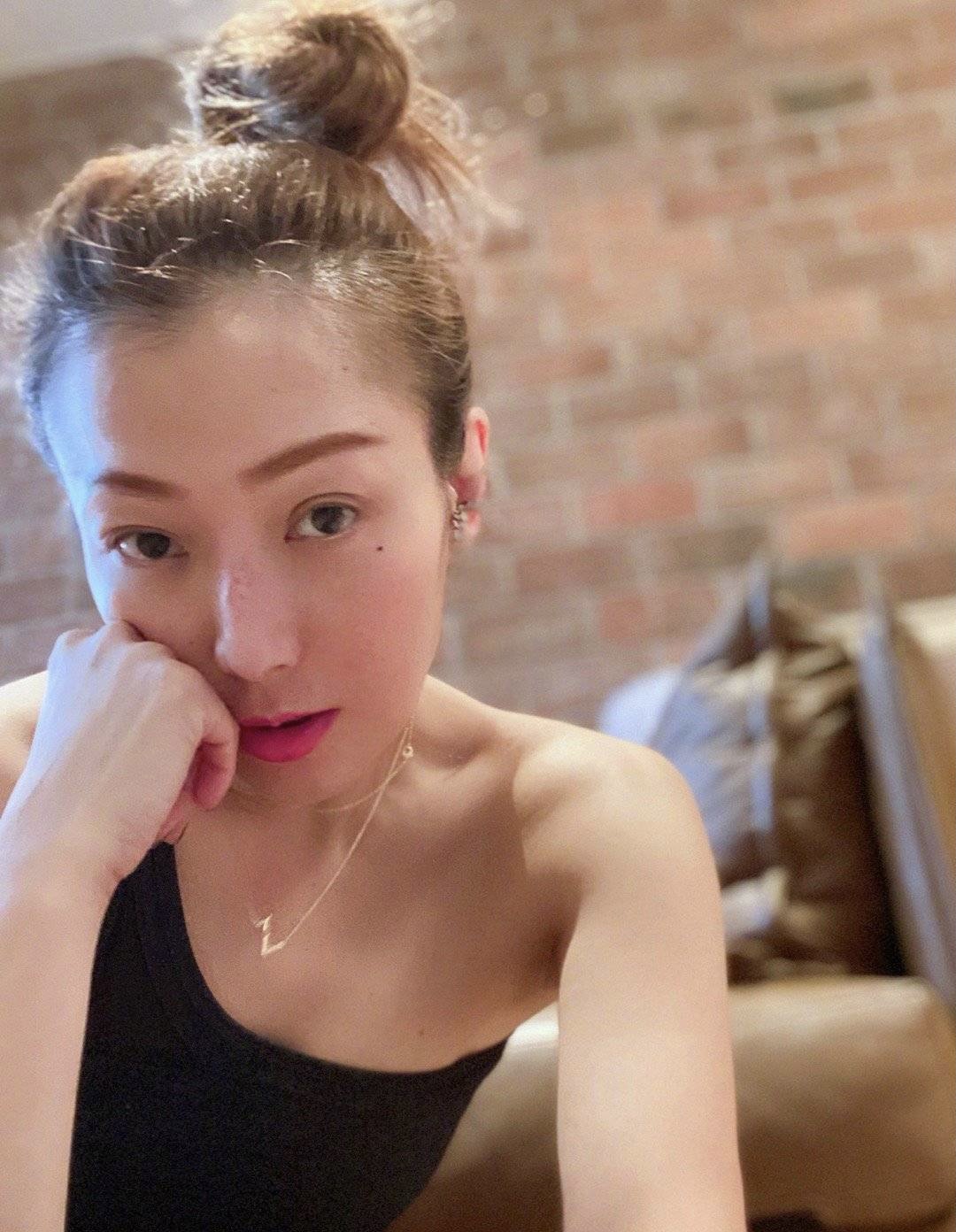 49岁郑秀文造型,郑秀文的露脐装