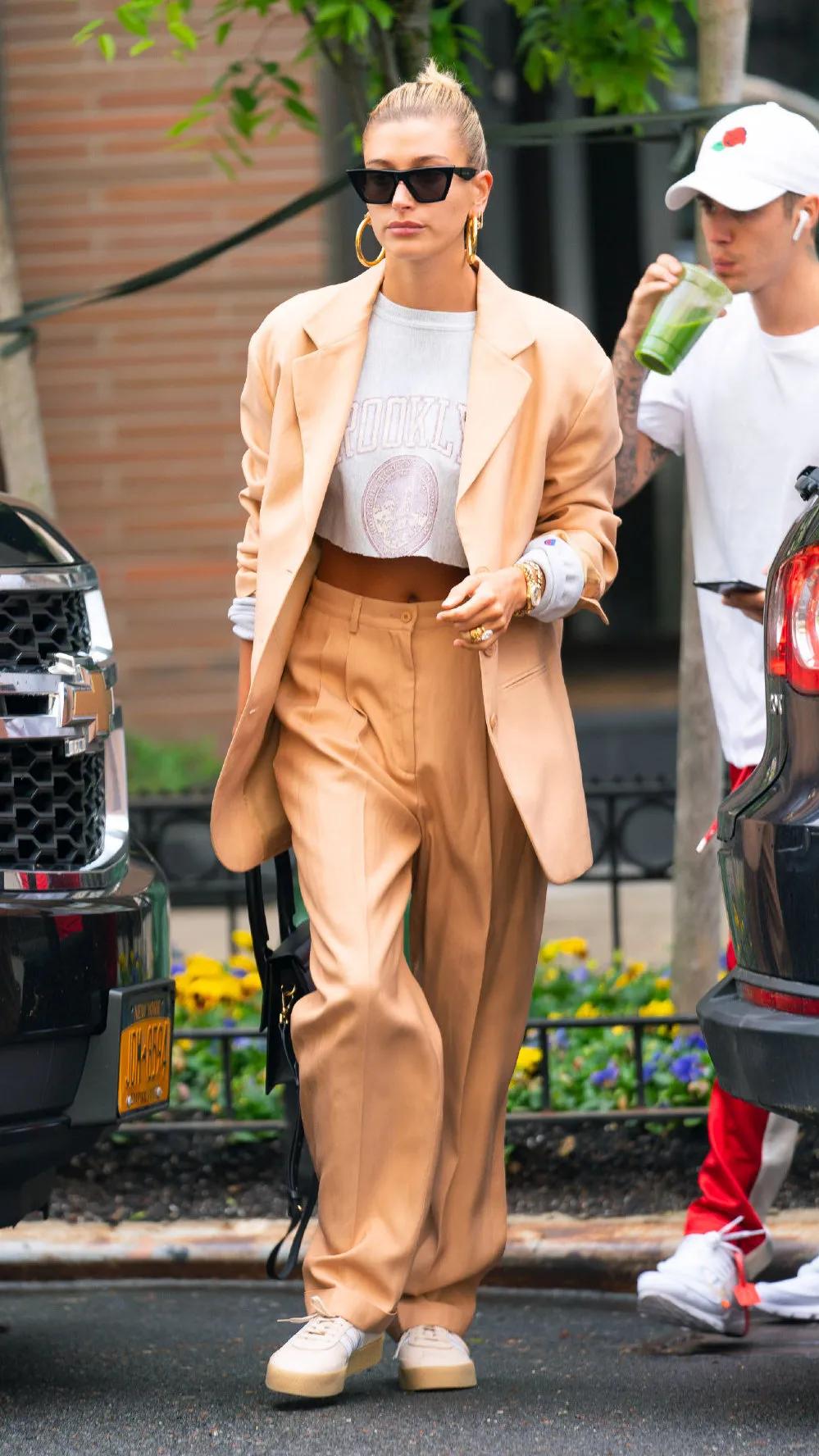 一套西装又正式又休闲,30-35岁女性春季穿搭西装