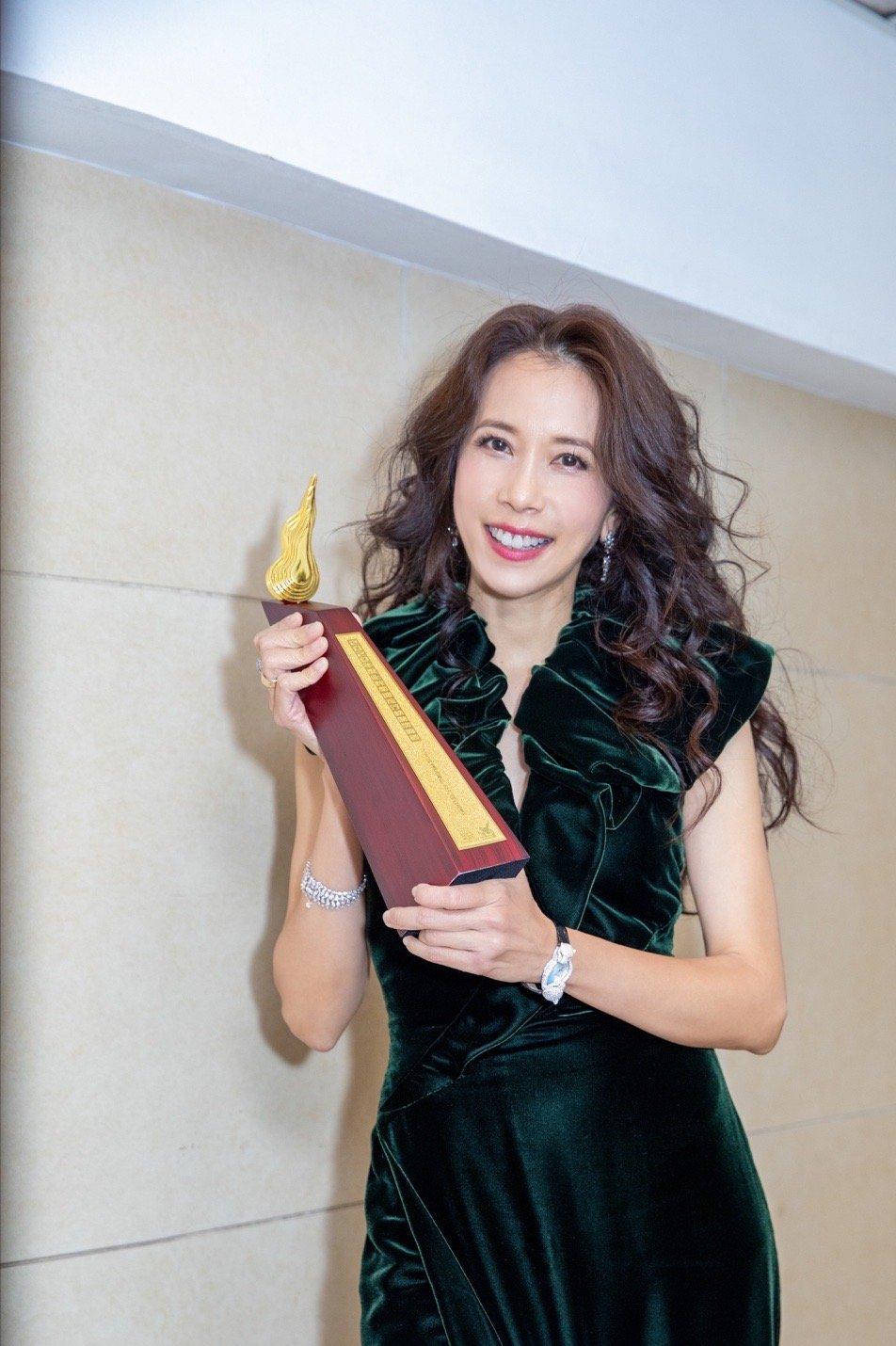 打脸了！耐克暴涨2000亿重回巅峰，郑强教授一语点醒众人