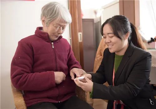 暖心！溧阳一万多户老人免费用上“一键通”