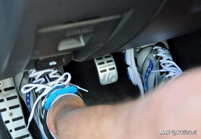 手动挡遇到上坡堵车怎么办,手动挡上坡遇到塞车怎么开