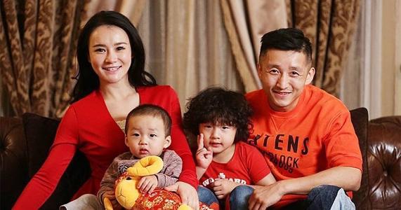 冉莹颖与两个儿子合照,冉莹颖晒与老公拥抱照