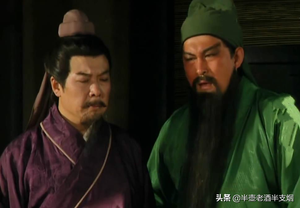 刘备哪来的底气让关羽接受黄忠,关羽为什么不愿黄忠为伍