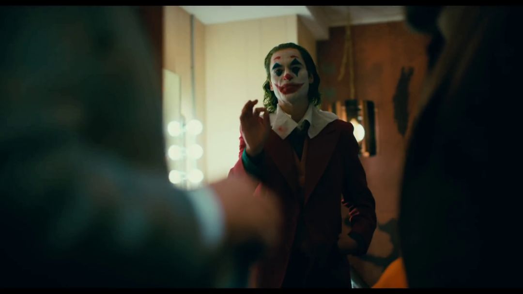 小丑口碑大爆豆瓣评分9,dc新片小丑首曝预告风格黑暗