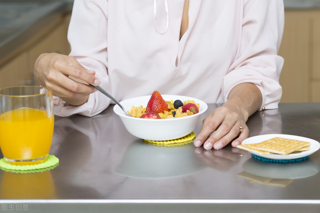 农村夫妻开早餐店年赚100万,90后小伙开早餐店