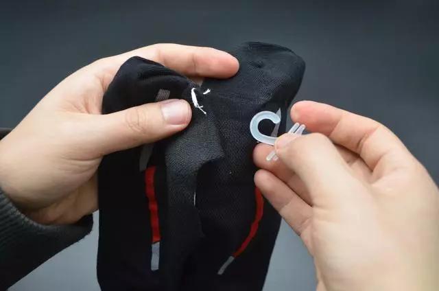 新袜子有铁钩,袜子上的小挂钩能用来做什么