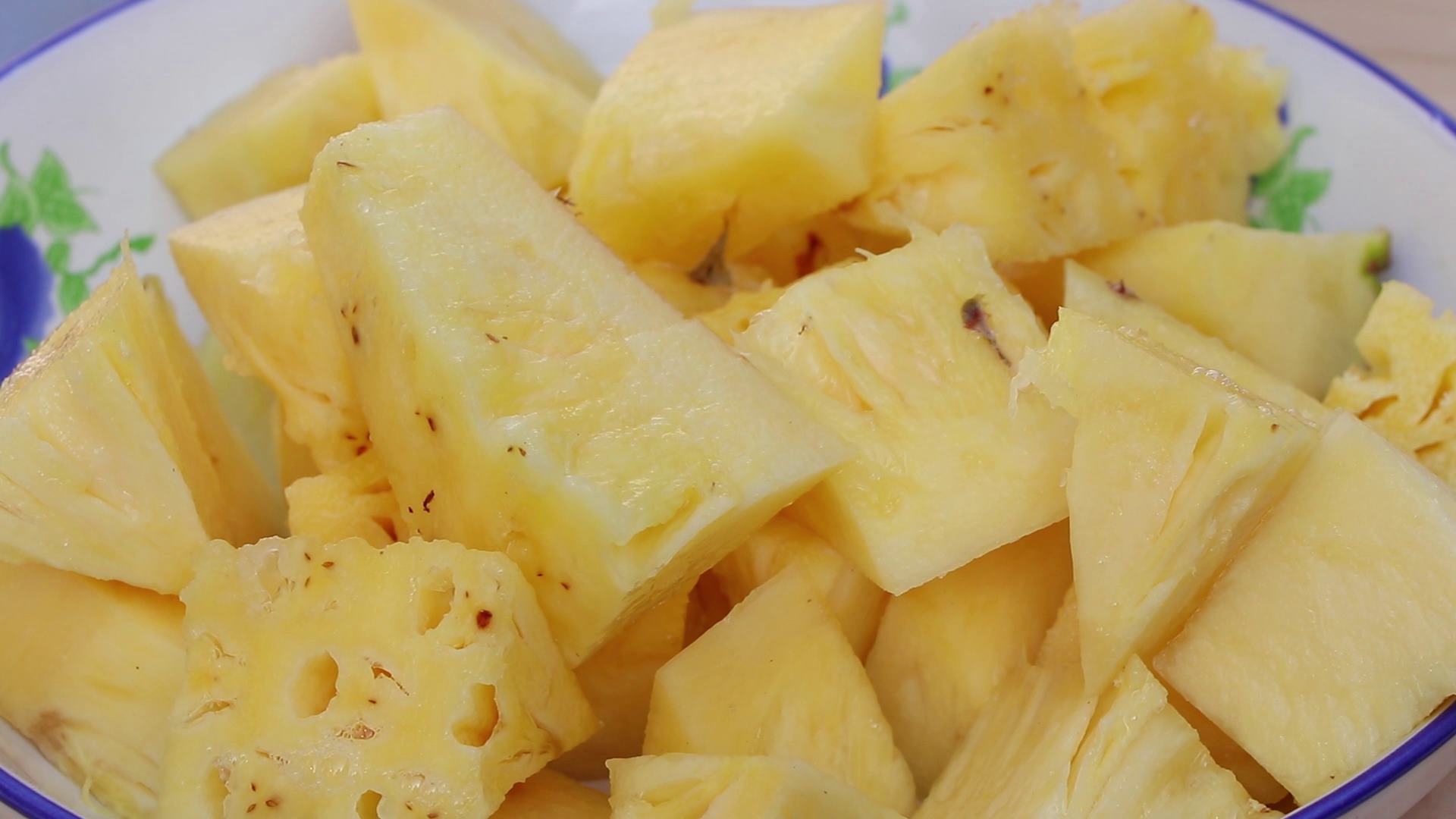 不削皮切菠萝最简单的方法,切菠萝最简单方法不削皮