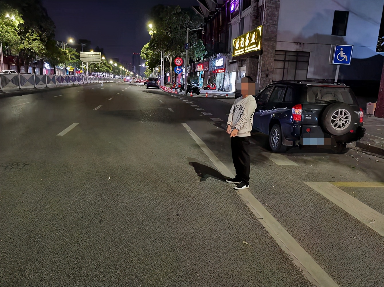 公交车超车道停车被撞,客车追尾公交车警方介入