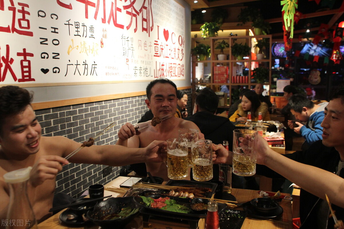 如何让烧烤摊一年赚30万,在山东开一个烧烤店一天能赚多少