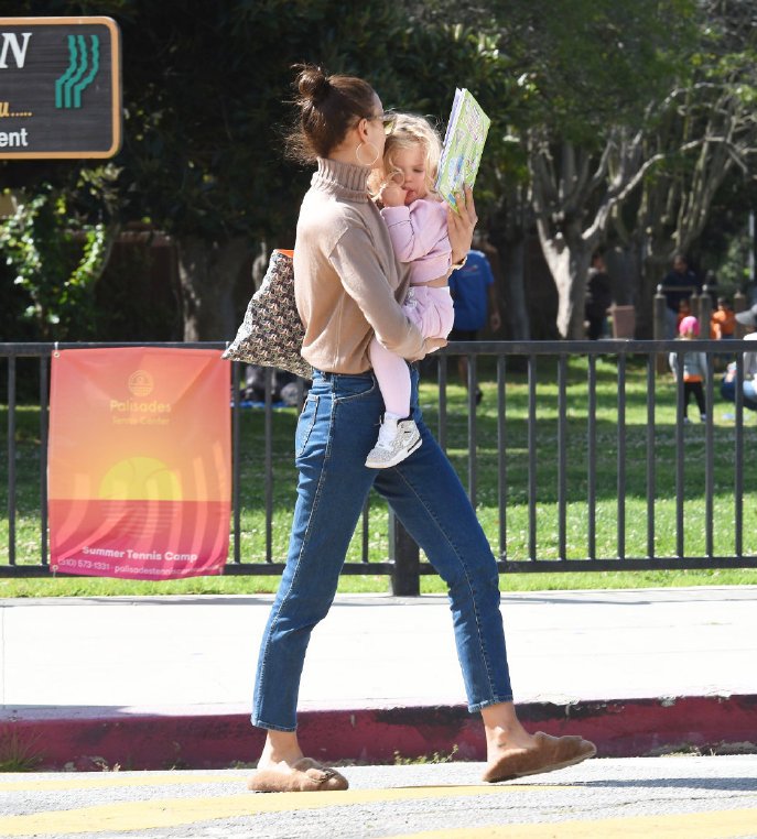 伊莲娜最新出街,伊莲娜带女儿出街