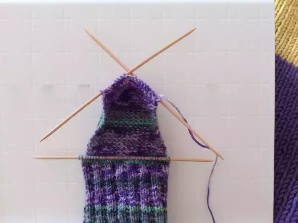 珊瑚绒线织袜子教程简易,如何编织冬天袜子教程